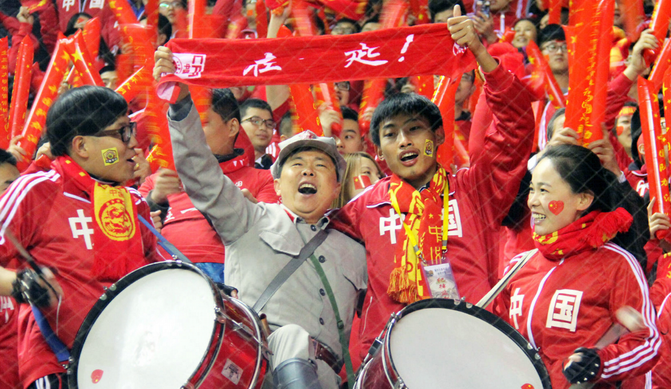 Китайский футбол. Китайские болельщики. Футбол в Китае. Китайские болельщицы. Китайские фанаты.