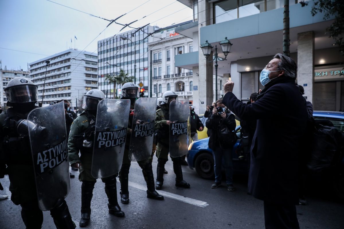 Δημήτρης Κουφοντίνας: Ο Θανάσης Καμπαγιάννης, δικηγόρος, μπροστά στα ΜΑΤ. 