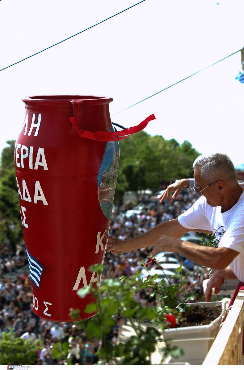 Κέρκυρα Πάσχα: Οι «Μπότηδες» έπεσαν από τα μπαλκόνια, όπως κάθε χρόνο