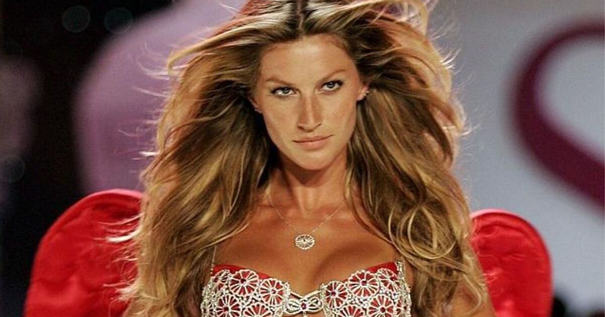 Gisele Bündchen sizzles in plunging thong swimsuit